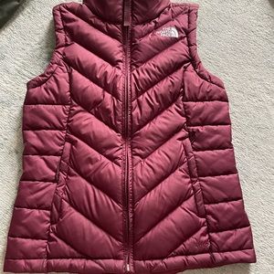 Burgundy 550 fill women’s north face vest classic fit xs